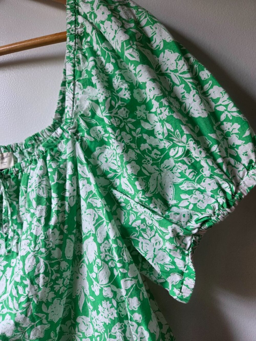 LIKE NEW UNIVERSAL THREAD FLORAL PEASANT STYLE TOP SIZE XL - Picture 5 of 11